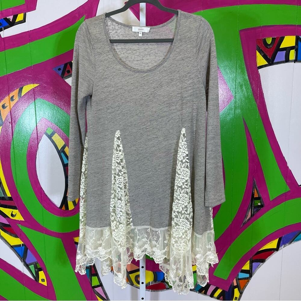 Entro, Long Sleeve Flowy Lacy Shirt. Size Medium. In excellent condition!